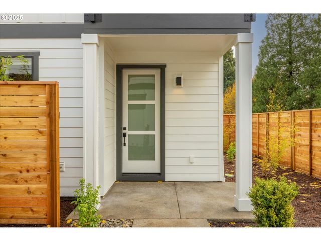 808 3 St C2, Lake Oswego, OR 97034
