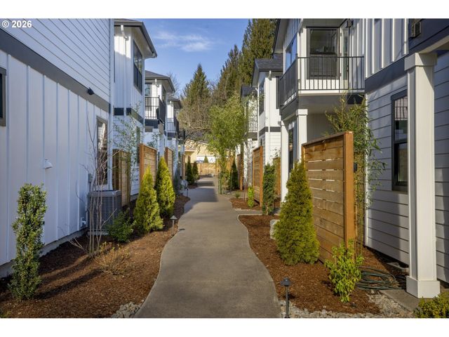 808 3 St C2, Lake Oswego, OR 97034