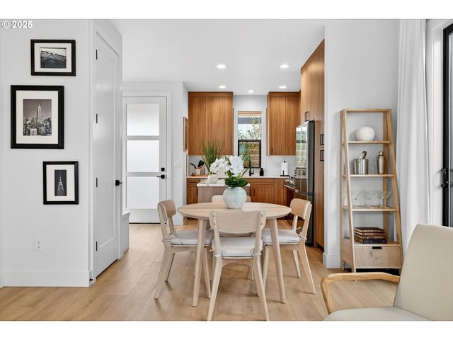 808 3 St C2, Lake Oswego, OR 97034