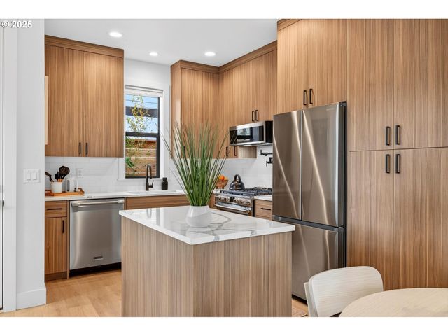 808 3 St C2, Lake Oswego, OR 97034