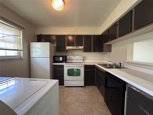 1207 21st Ave Place, Coralville, IA 52241