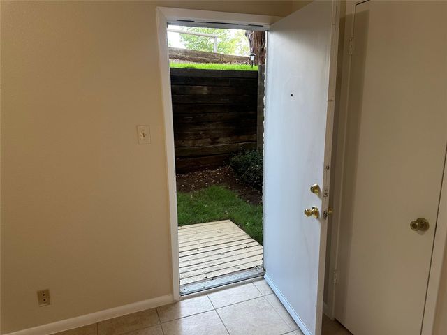 7107 Silver Dale DR B, Austin, TX 78736