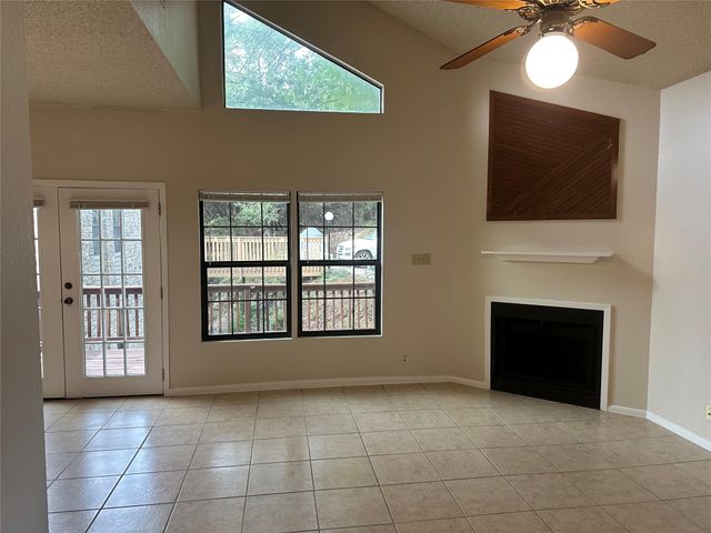 7107 Silver Dale DR B, Austin, TX 78736