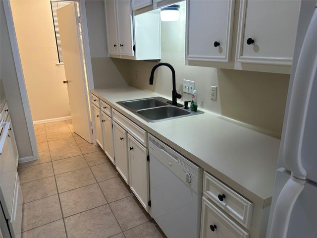 7107 Silver Dale DR B, Austin, TX 78736