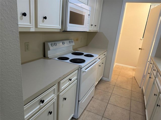7107 Silver Dale DR B, Austin, TX 78736