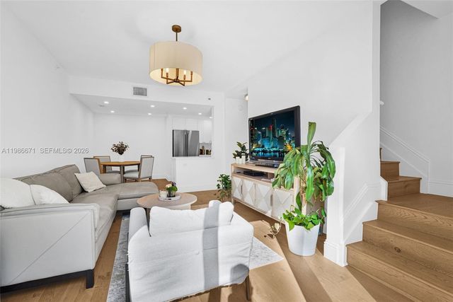 2107 SE 10th Ave 817, Fort Lauderdale, FL 33316