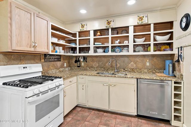 15 Washington Avenue, Leonardo, NJ 07737