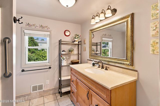 15 Washington Avenue, Leonardo, NJ 07737