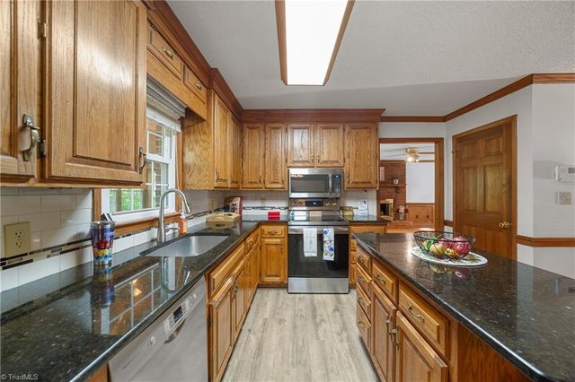 949 Aquaview Drive, Kernersville, NC 27284