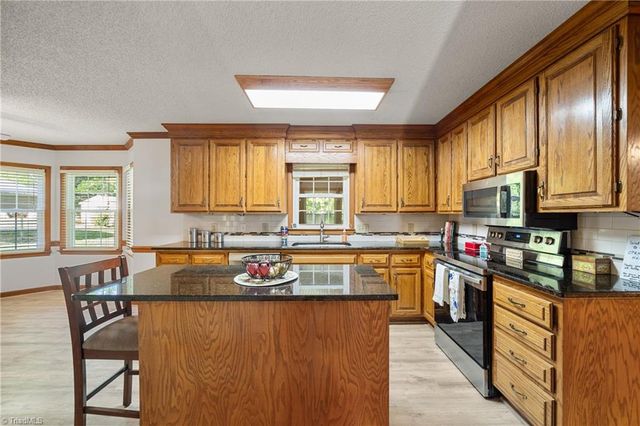 949 Aquaview Drive, Kernersville, NC 27284