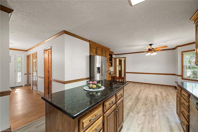 949 Aquaview Drive, Kernersville, NC 27284