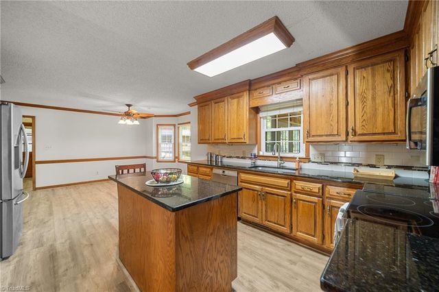 949 Aquaview Drive, Kernersville, NC 27284