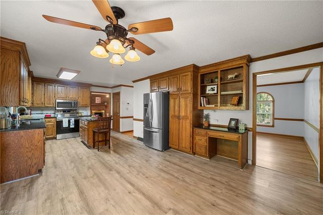 949 Aquaview Drive, Kernersville, NC 27284