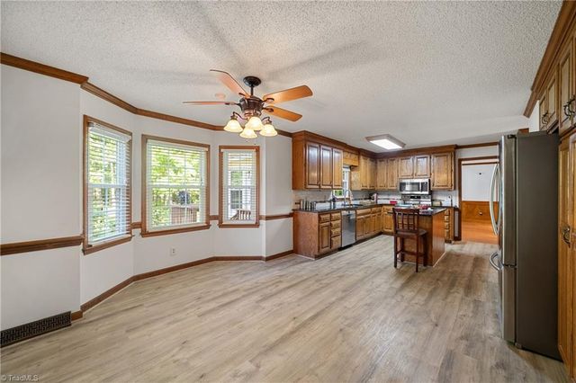 949 Aquaview Drive, Kernersville, NC 27284