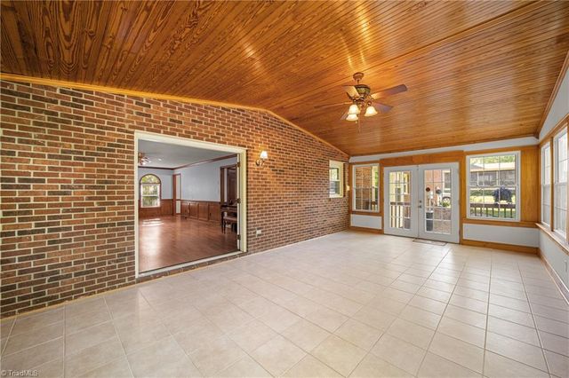 949 Aquaview Drive, Kernersville, NC 27284