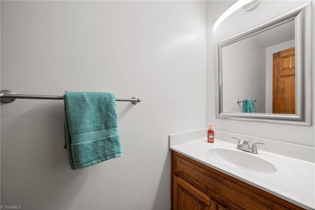 949 Aquaview Drive, Kernersville, NC 27284