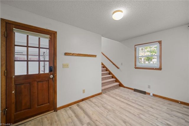 949 Aquaview Drive, Kernersville, NC 27284