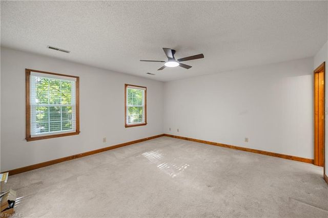 949 Aquaview Drive, Kernersville, NC 27284