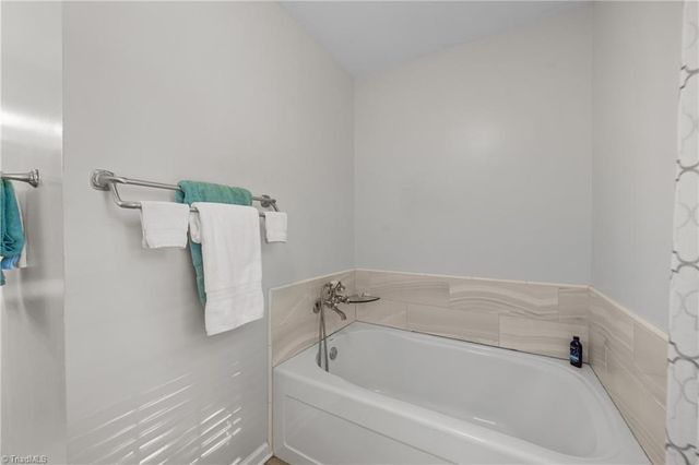 949 Aquaview Drive, Kernersville, NC 27284