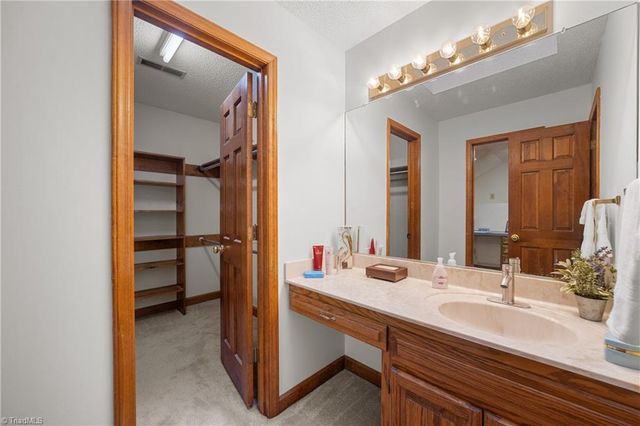 949 Aquaview Drive, Kernersville, NC 27284