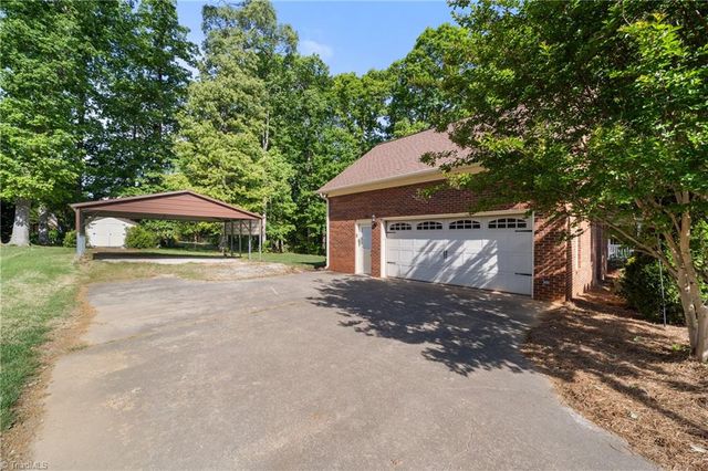 949 Aquaview Drive, Kernersville, NC 27284