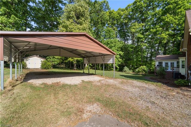 949 Aquaview Drive, Kernersville, NC 27284