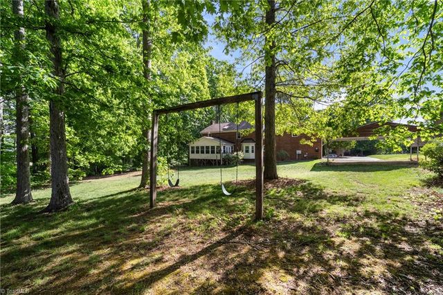 949 Aquaview Drive, Kernersville, NC 27284