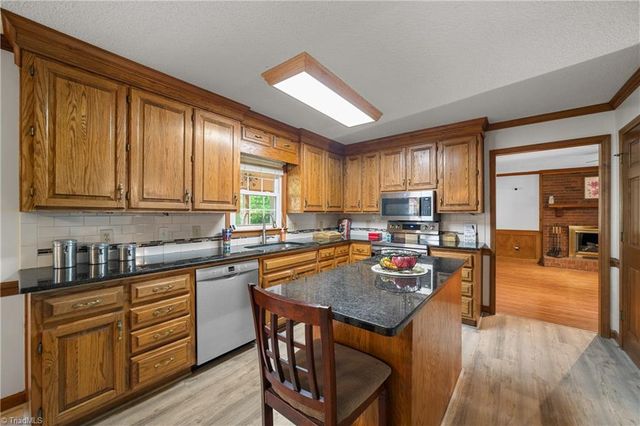 949 Aquaview Drive, Kernersville, NC 27284
