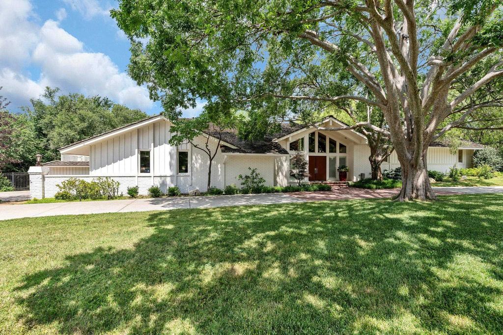 901 N Tara, Wichita, KS 67206