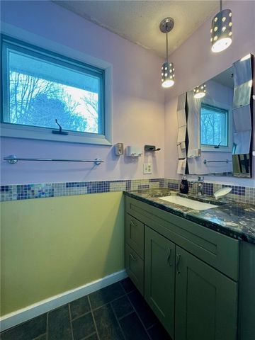 25 Coachman Pike, Ledyard, CT 06339