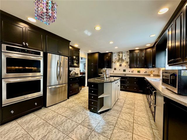 25 Coachman Pike, Ledyard, CT 06339