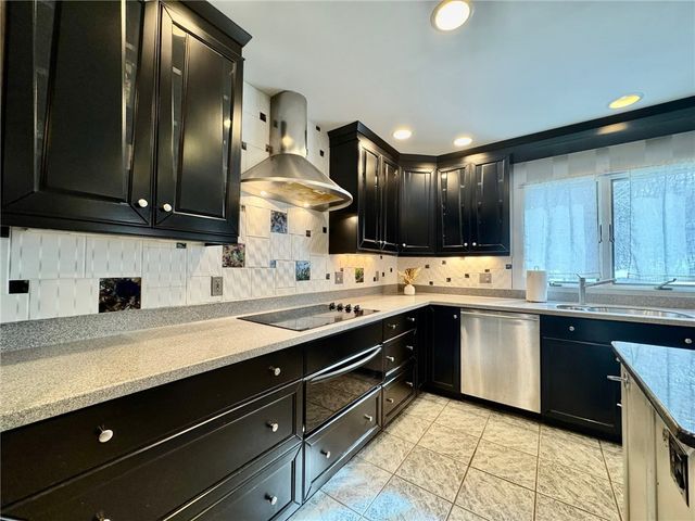 25 Coachman Pike, Ledyard, CT 06339