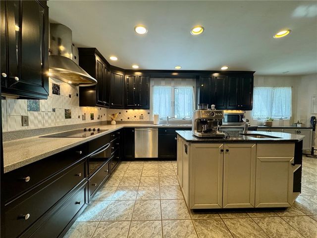 25 Coachman Pike, Ledyard, CT 06339