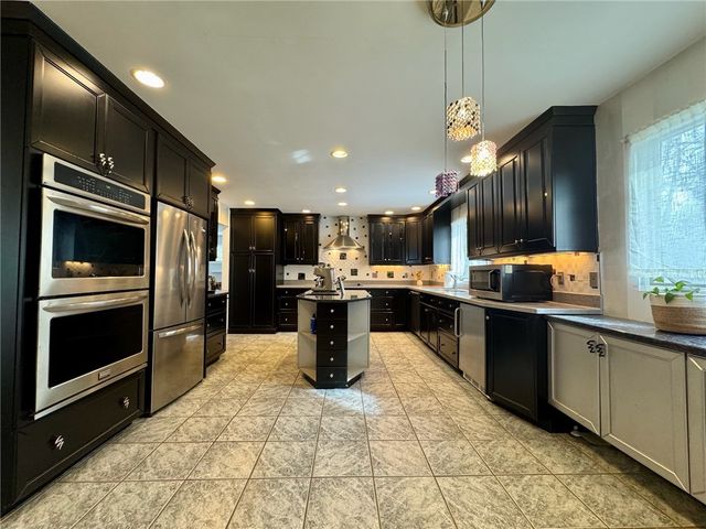 25 Coachman Pike, Ledyard, CT 06339