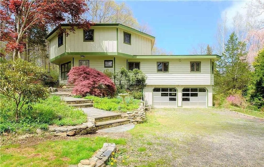 25 Coachman Pike, Ledyard, CT 06339