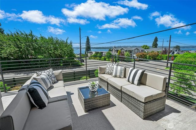 1006 4th Street W, Kirkland, WA 98033