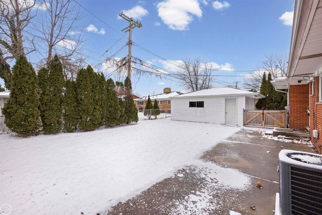 22506 Norcrest Drive, Saint Clair Shores, MI 48080