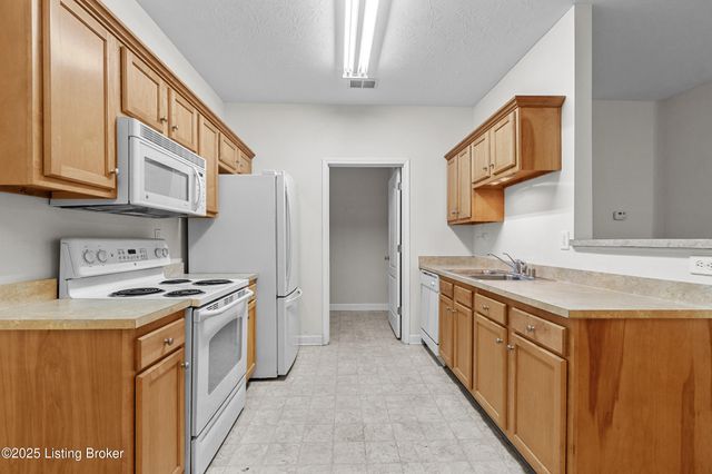 7309 St Andrews Woods Cir 105, Louisville, KY 40214