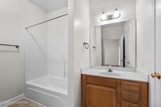 7309 St Andrews Woods Cir 105, Louisville, KY 40214