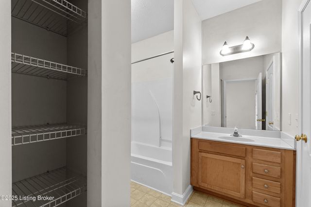 7309 St Andrews Woods Cir 105, Louisville, KY 40214