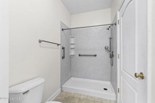 7309 St Andrews Woods Cir 105, Louisville, KY 40214