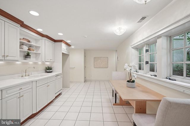 12 COVE RD, Moorestown, NJ 08057