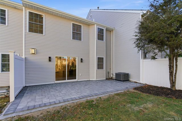 11 Plantation Drive, Hauppauge, NY 11788