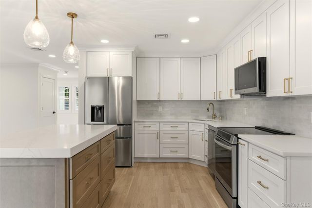 11 Plantation Drive, Hauppauge, NY 11788