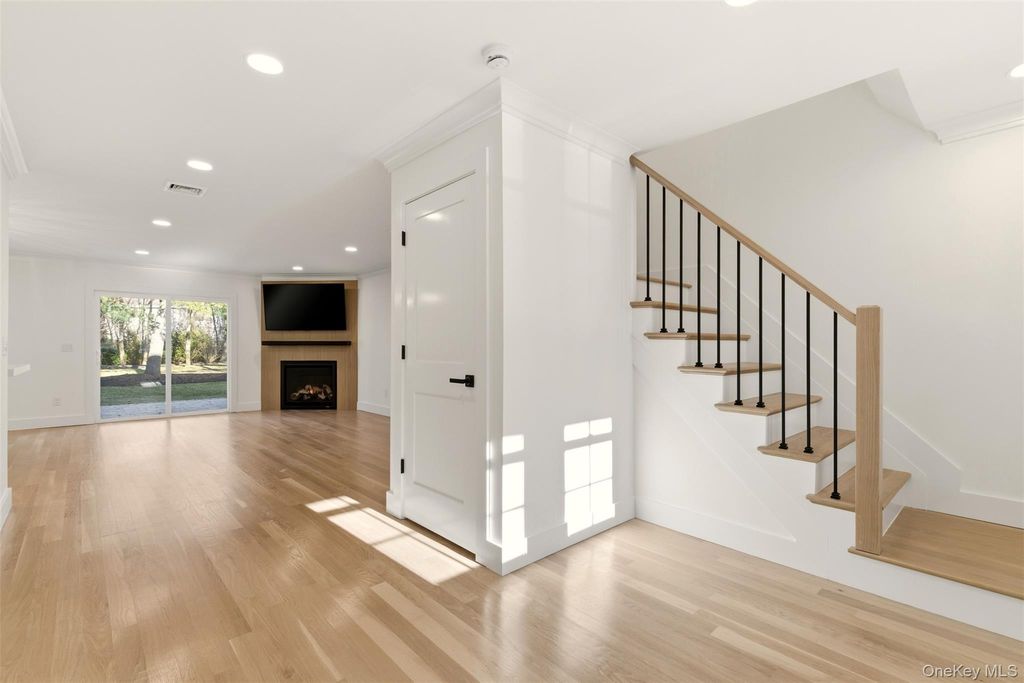 11 Plantation Drive, Hauppauge, NY 11788