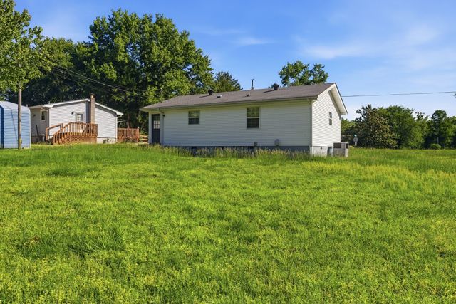 1040 Rebecca Dr, Burns, TN 37029