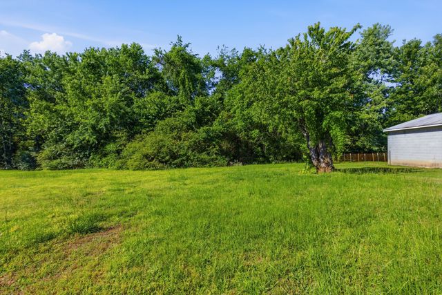 1040 Rebecca Dr, Burns, TN 37029