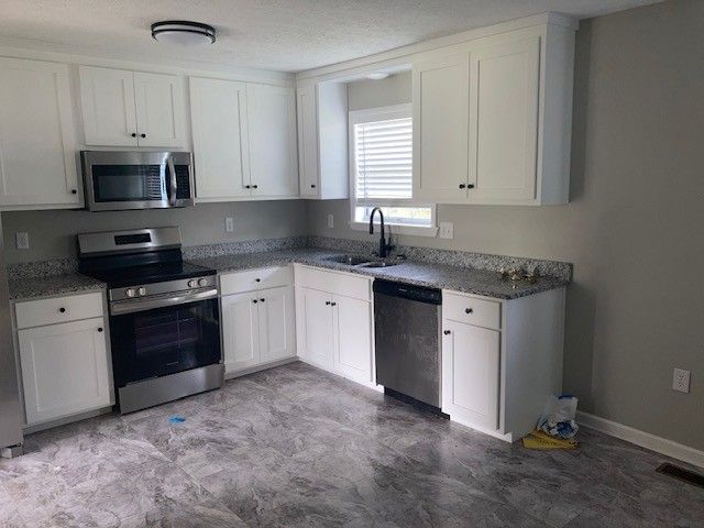 1040 Rebecca Dr, Burns, TN 37029