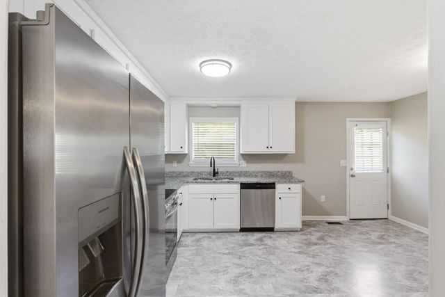 1040 Rebecca Dr, Burns, TN 37029