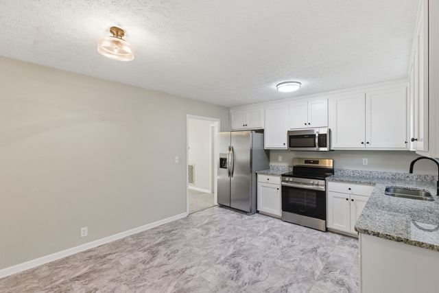 1040 Rebecca Dr, Burns, TN 37029